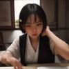 编辑小乙的肖像照：年轻女生在明亮的办公室看向镜头，桌上放着耳机与笔记本，体现新媒体编辑身份
