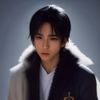 顾问老周的照片：五十多岁的男士在公园长椅上看平板，表情和蔼，体现资深顾问身份